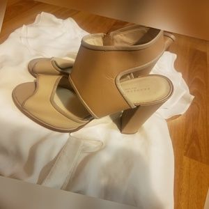 Kenneth Cole Size 11 Heels Nude and Tan